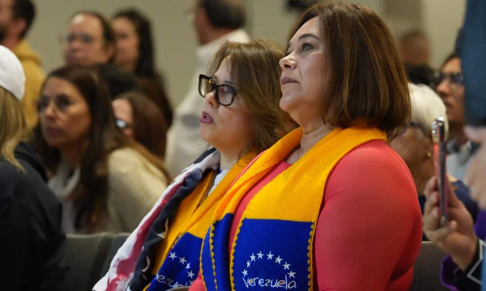 Mujeres vistiendo bufandas con la bandera de Venezuela participan en una jornada de oración este domingo, en la Iglesia de Doral en Miami (Estados Unidos). EFE/ Alberto Boal