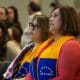 Mujeres vistiendo bufandas con la bandera de Venezuela participan en una jornada de oración este domingo, en la Iglesia de Doral en Miami (Estados Unidos). EFE/ Alberto Boal