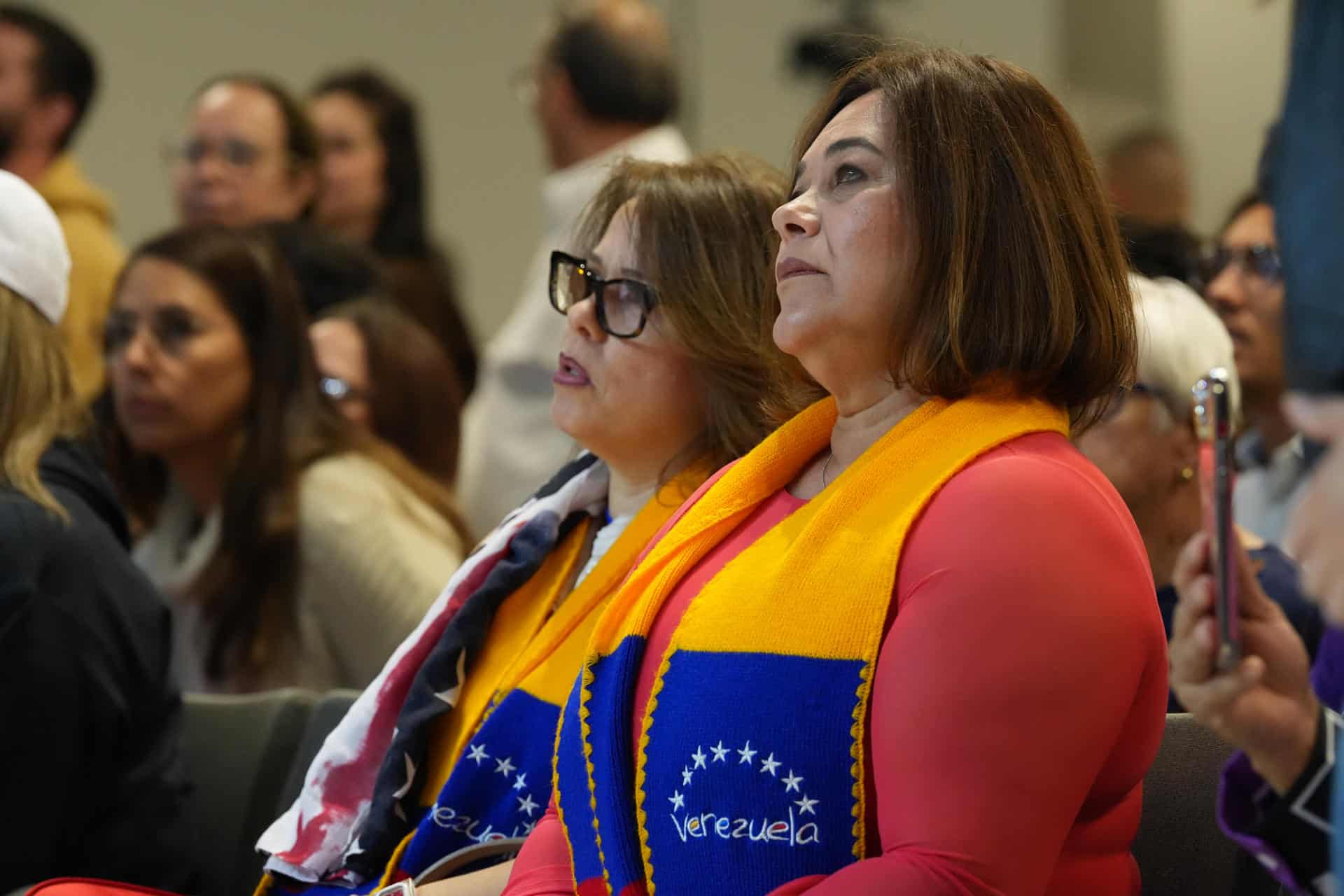Mujeres vistiendo bufandas con la bandera de Venezuela participan en una jornada de oración este domingo, en la Iglesia de Doral en Miami (Estados Unidos). EFE/ Alberto Boal
