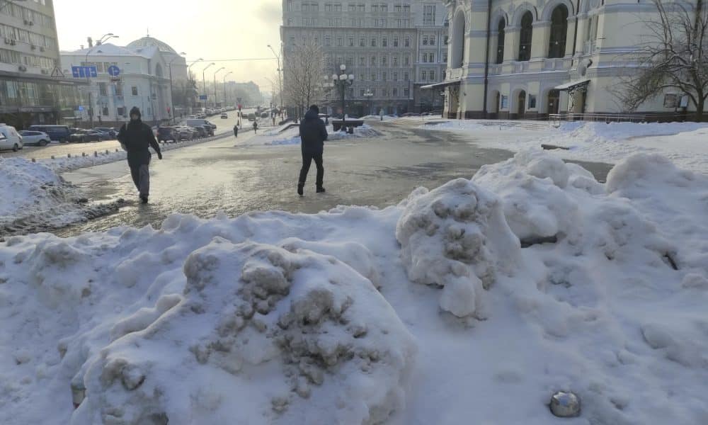 Vista de Kiev (Ucrania) . Horas después de que el presidente de Ucrania, Volodímir Zelenski, advirtiera de los planes rusos de seguir dañando el sistema energético del país para dejar a la población sin luz y calefacción en medio de la ola de frío, Rusia lanzó un nuevo ataque aéreo masivo dirigido sobre todo contra infraestructuras de generación y subestaciones eléctricas. EFE/Marcel Gascón