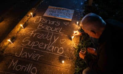 Una persona escribe el nombre de su familiar detenido frente al centro penitenciario Rodeo I este viernes, en Zamora estado de Miranda (Venezuela).EFE/ Ronald Peña R