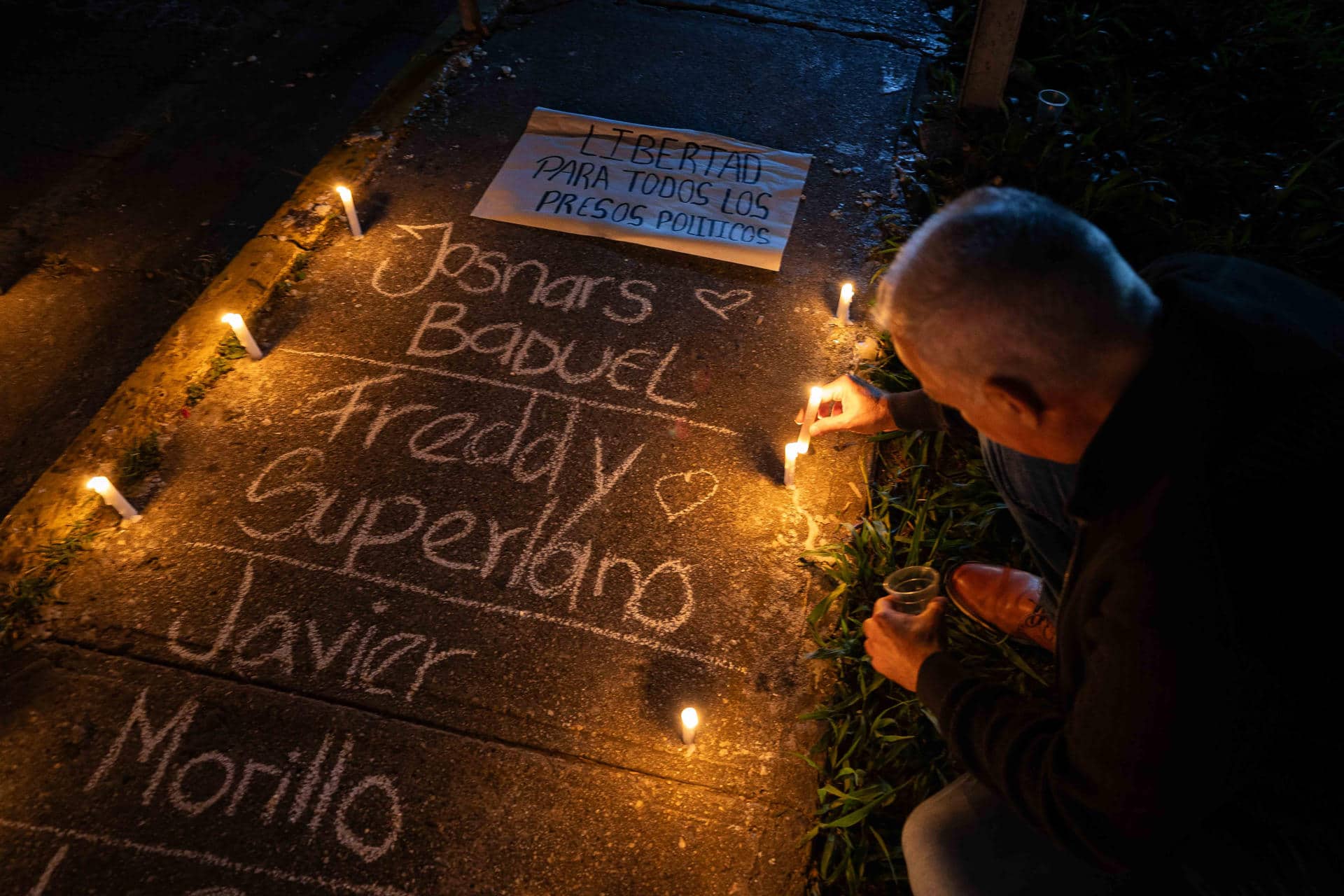 Una persona escribe el nombre de su familiar detenido frente al centro penitenciario Rodeo I este viernes, en Zamora estado de Miranda (Venezuela).EFE/ Ronald Peña R