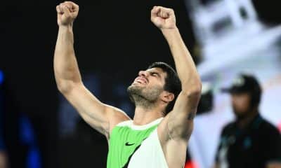 El español Carlos Alcaraz celebra la victoria ante el australiano Alex de Miñaur, al que derrotó en tres sets en los cuartos de final del Abierto de Australia. EFE/EPA/JOEL CARRETT