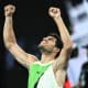 El español Carlos Alcaraz celebra la victoria ante el australiano Alex de Miñaur, al que derrotó en tres sets en los cuartos de final del Abierto de Australia. EFE/EPA/JOEL CARRETT