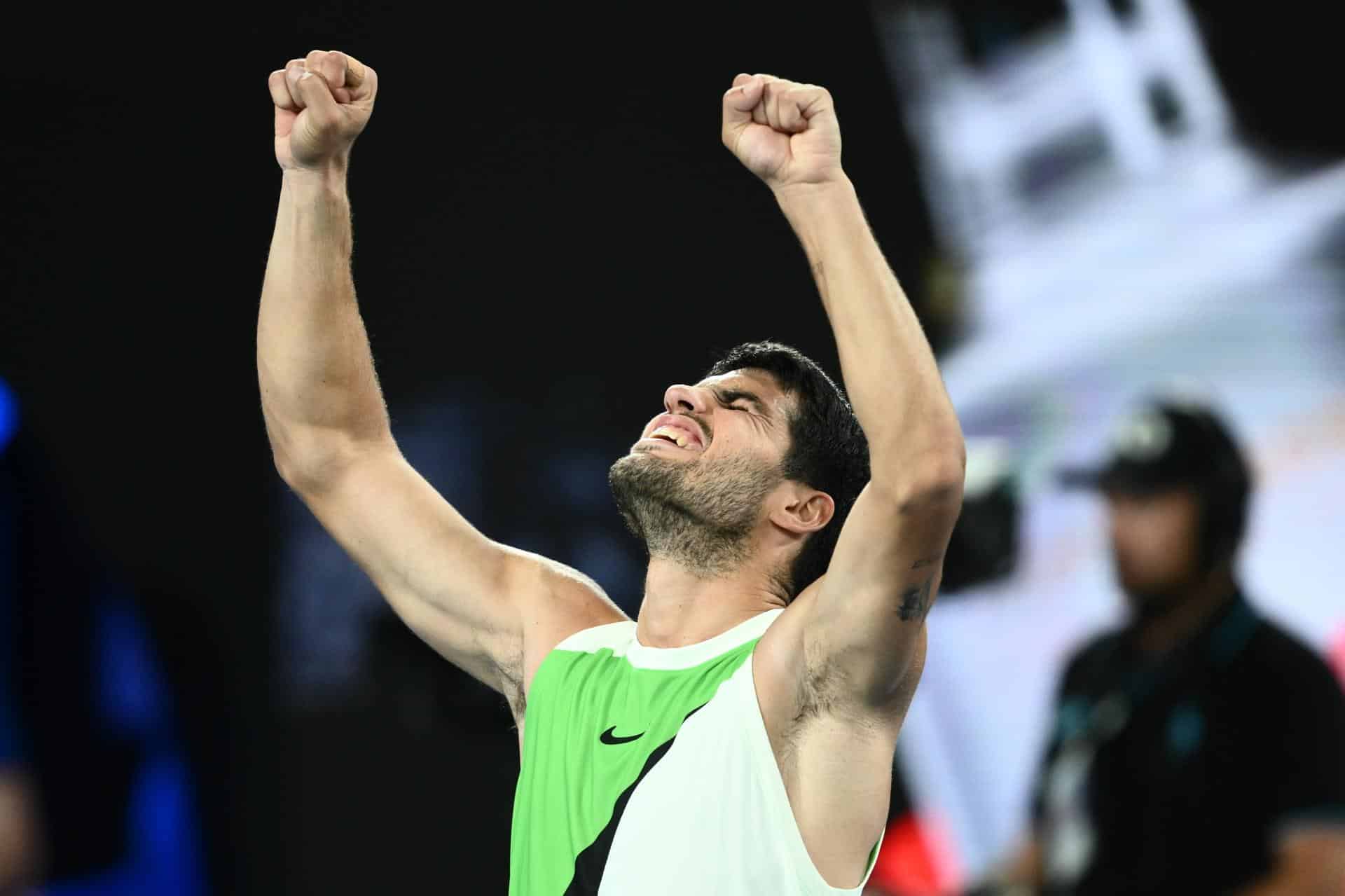 El español Carlos Alcaraz celebra la victoria ante el australiano Alex de Miñaur, al que derrotó en tres sets en los cuartos de final del Abierto de Australia. EFE/EPA/JOEL CARRETT
