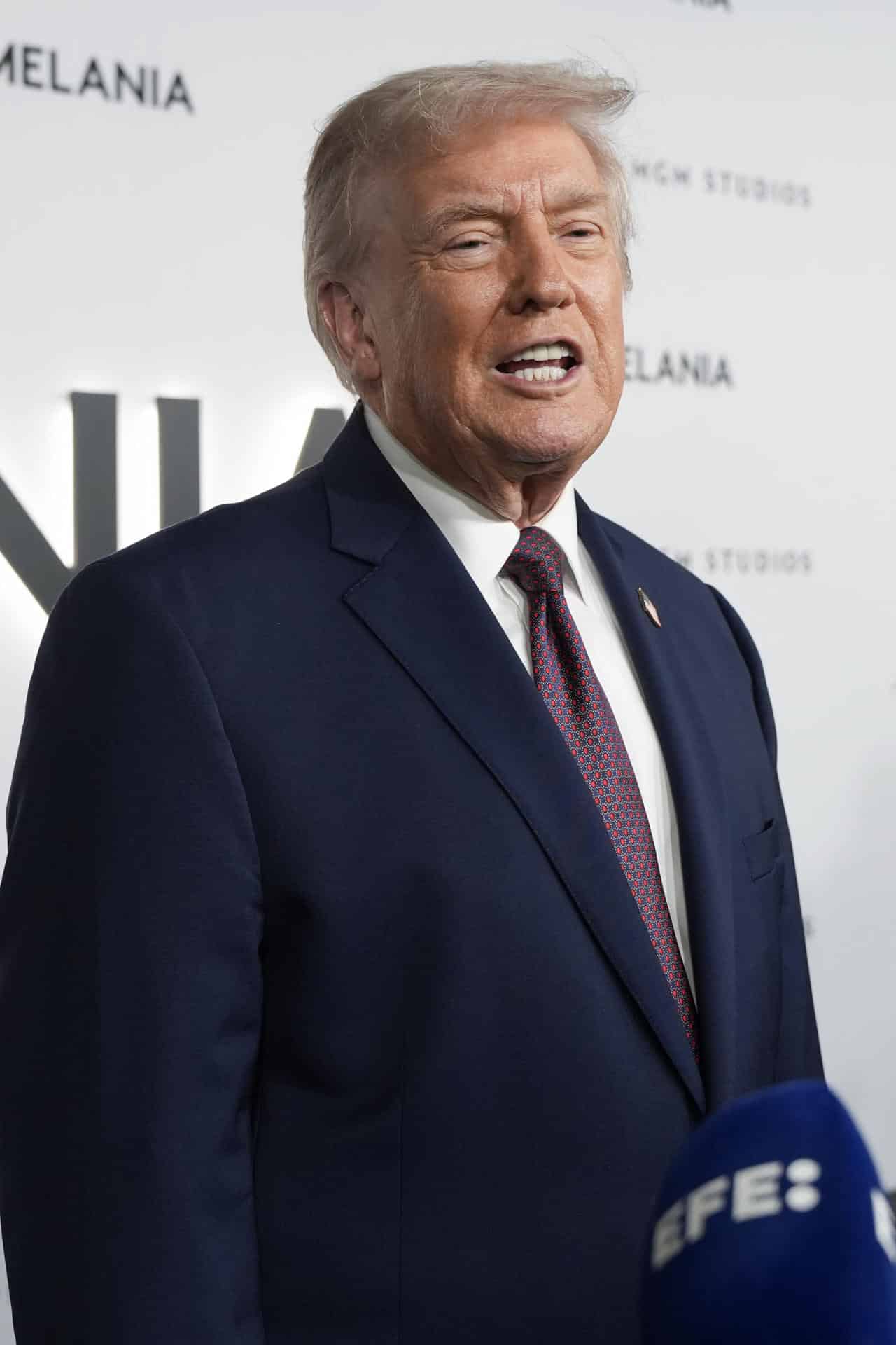 El presidente de Estados Unidos, Donald Trump, habla con EFE durante el lanzamiento de la película de su esposa, Melania Trump, este jueves, en el Kennedy Center de Washington (Estados Unidos). EFE/ Octavio Guzmán