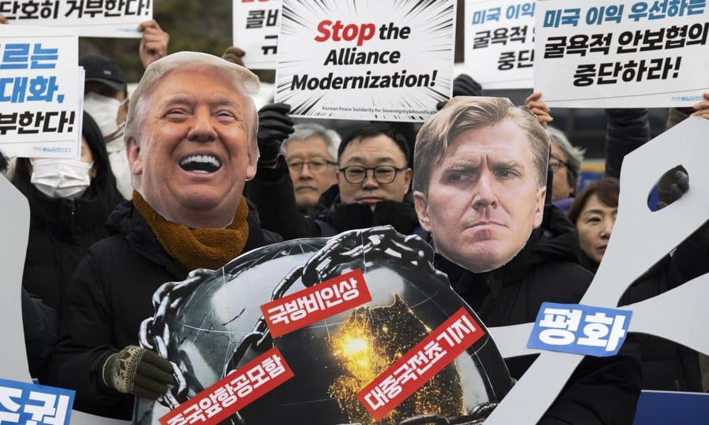 SEÚL (Corea del Sur) 26/01/2026.- Manifestantes protestan en Seúl contra la visita a Corea del Sur del subsecretario para asuntos políticos del Departamento de Guerra estadounidense, Elbridge Colby. EFE/EPA/JEON HEON-KYUN