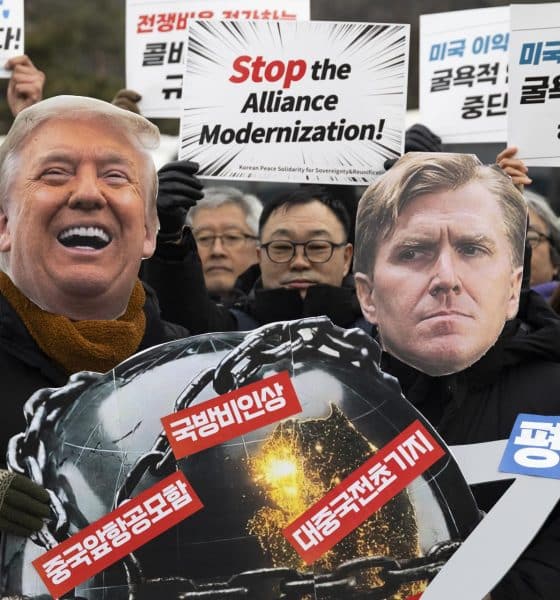 SEÚL (Corea del Sur) 26/01/2026.- Manifestantes protestan en Seúl contra la visita a Corea del Sur del subsecretario para asuntos políticos del Departamento de Guerra estadounidense, Elbridge Colby. EFE/EPA/JEON HEON-KYUN