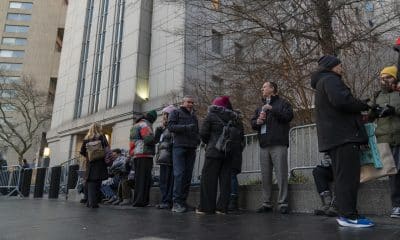 Personas hacen fila a las afueras del tribunal federal del sur de Nueva York donde se presentará el presidente de Venezuela, Nicolás Maduro, este lunes en Nueva York (EE.UU.). EFE/ Angel Colmenares