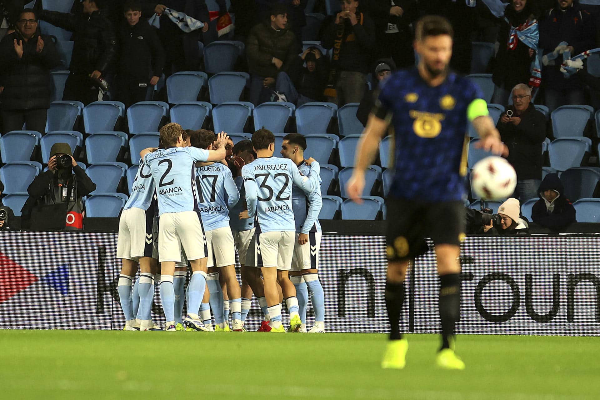 Los jugadores del Celta celebran el 1-0 ante el Lille durante el partido de la Liga Europa que ambos equipos disputan este jueves en el estadio de Balaídos, en Vigo. EFE/Salvador Sas