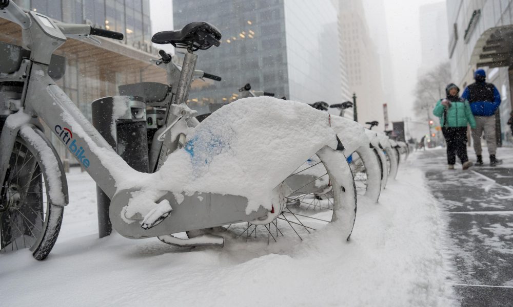 Personas caminan durante una nevada este domingo, en Nueva York (Estados Unidos). EFE/ Ángel Colmenares