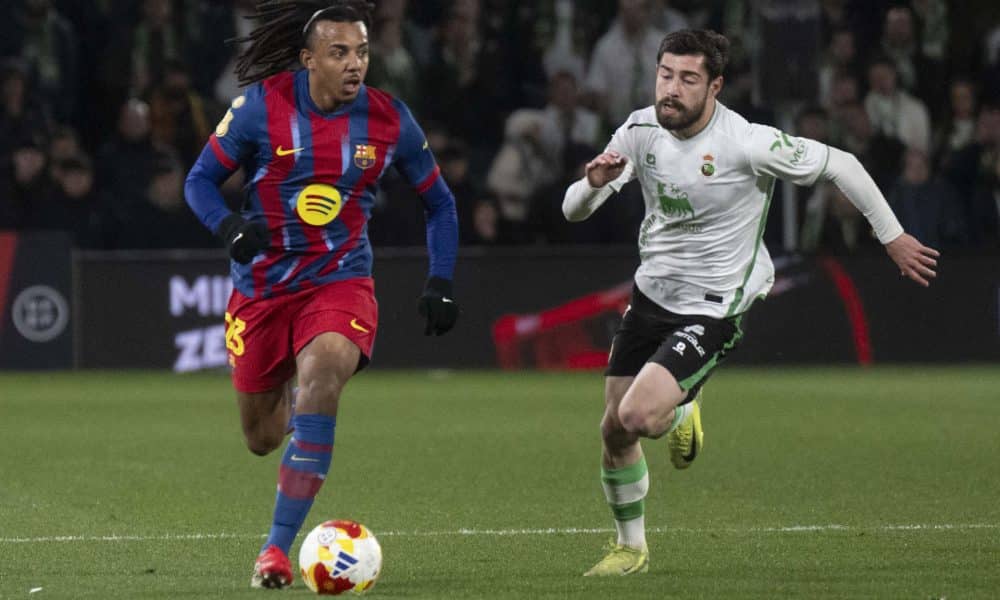 El defensa del Barcelona Jules Koundé (i) se escapa de Giorgi Guliashvili, del Racing, en el partido de octavos de final de Copa del Rey que Racing de Santander y FC Barcelona disputan este jueves en El Sardinero, en la capital cántabra. EFE/Pedro Puente Hoyos