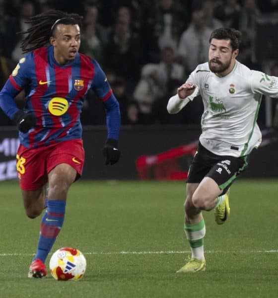El defensa del Barcelona Jules Koundé (i) se escapa de Giorgi Guliashvili, del Racing, en el partido de octavos de final de Copa del Rey que Racing de Santander y FC Barcelona disputan este jueves en El Sardinero, en la capital cántabra. EFE/Pedro Puente Hoyos