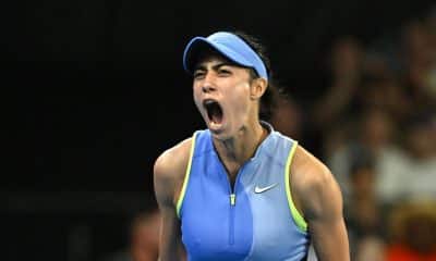 La tenista serbia Olga Danilovic celebra después de ganar el partido de primera ronda de individuales femenino contra la estadounidense Venus Williams en el Abierto de Australia 2026 en el Melbourne Park. EFE/EPA/LUKAS COCH