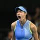 La tenista serbia Olga Danilovic celebra después de ganar el partido de primera ronda de individuales femenino contra la estadounidense Venus Williams en el Abierto de Australia 2026 en el Melbourne Park. EFE/EPA/LUKAS COCH