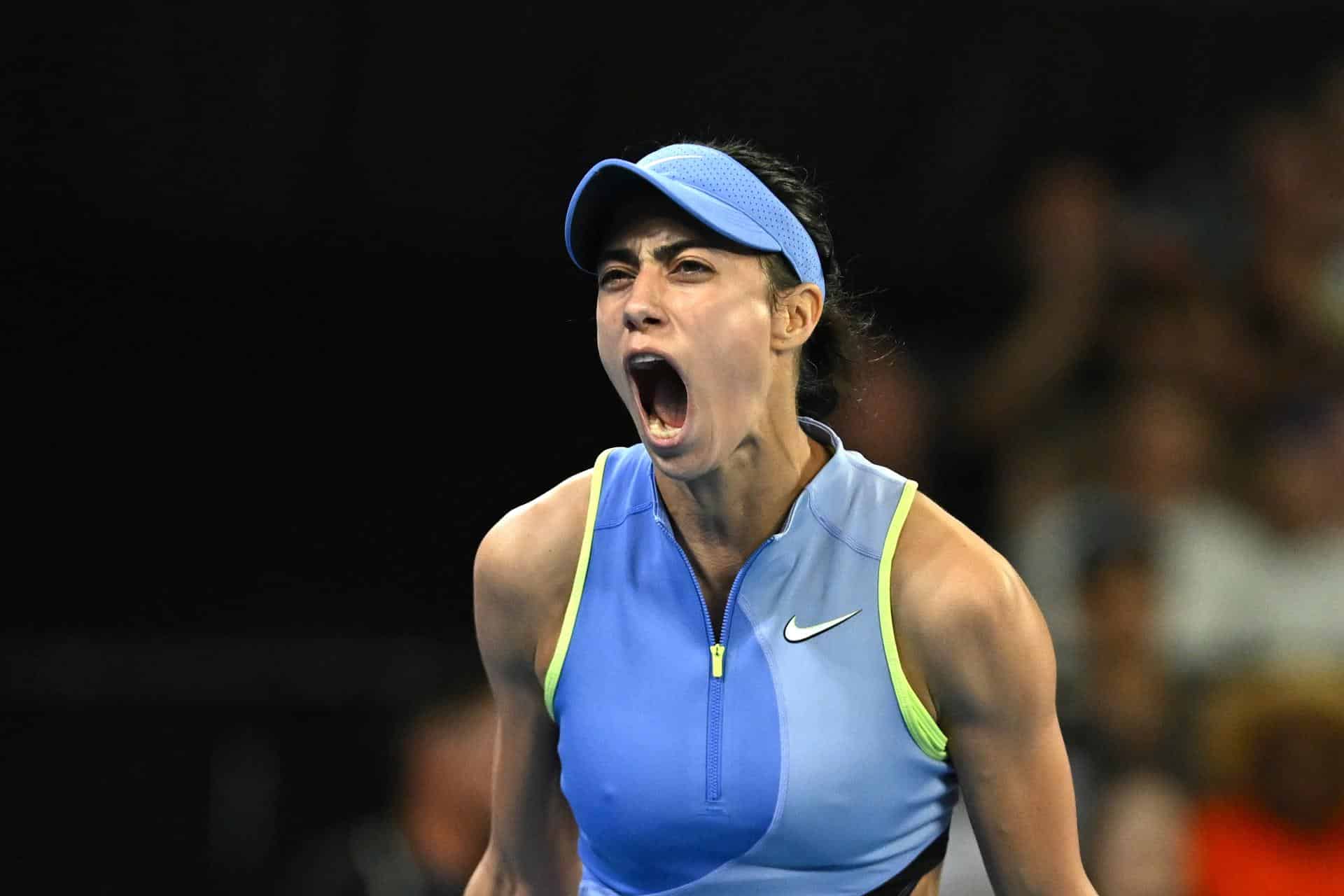 La tenista serbia Olga Danilovic celebra después de ganar el partido de primera ronda de individuales femenino contra la estadounidense Venus Williams en el Abierto de Australia 2026 en el Melbourne Park. EFE/EPA/LUKAS COCH