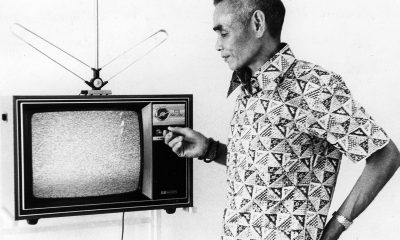 El ingeniero escocés John Logie Baird presentó hace cien años la primera televisión. En la imagen, un televidente sintoniza su aparato de televisión. EFE/Archivo