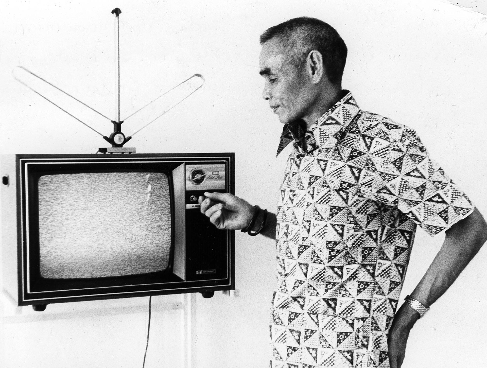 El ingeniero escocés John Logie Baird presentó hace cien años la primera televisión. En la imagen, un televidente sintoniza su aparato de televisión. EFE/Archivo