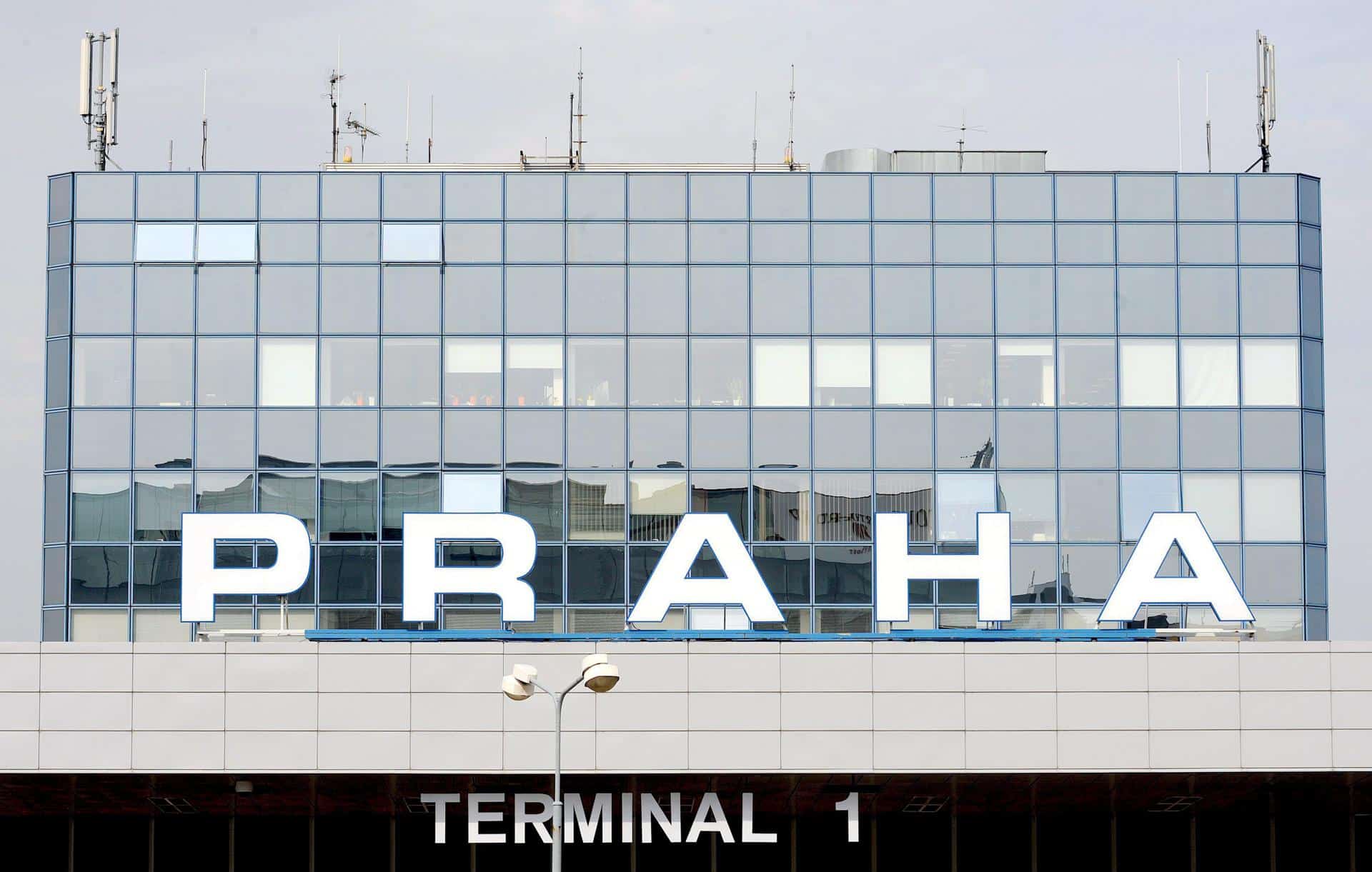 Fotografía de archivo de la entrada a la terminal 1 del aeropuerto internacional de Praga ( República Checa). EFE/Filip Singer.