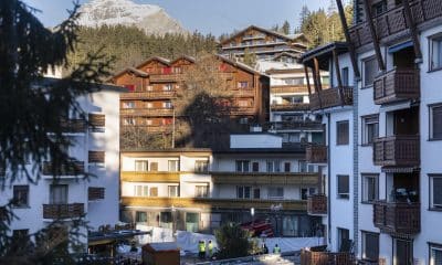 Agentes de policía se encuentran cerca del lugar donde se produjo un incendio en el bar y salón Le Constellation tras una explosión en las primeras horas de la Nochevieja, en Crans-Montana, Suiza, 01 de enero de 2026. Según medios regionales, el incidente causó varias muertes y heridos, mientras que la causa exacta del incendio no fue conocida de inmediato, dijo la policía cantonal suiza. (Suiza) 
EFE/EPA/ALESSANDRO DELLA VALLE
