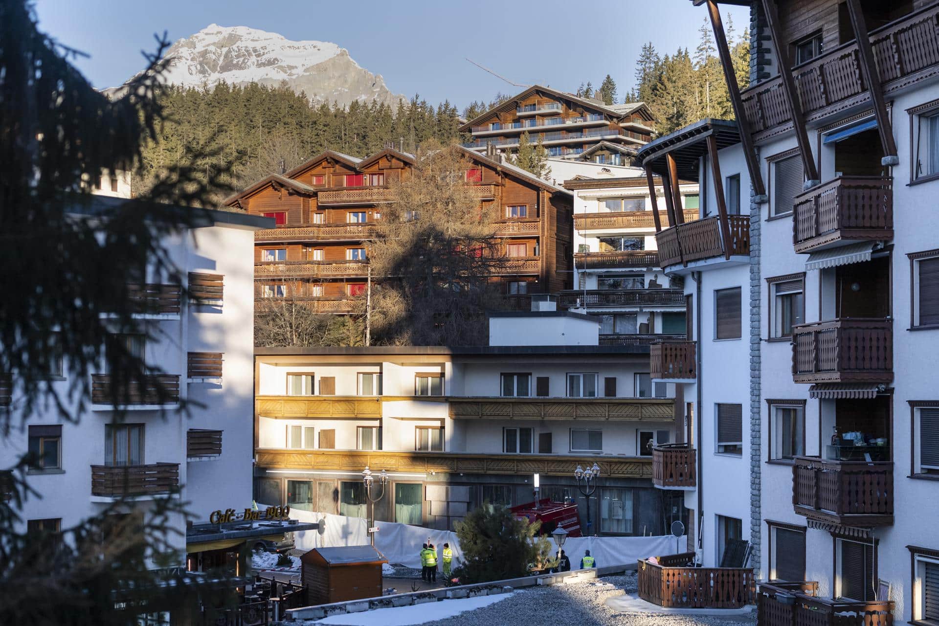 Agentes de policía se encuentran cerca del lugar donde se produjo un incendio en el bar y salón Le Constellation tras una explosión en las primeras horas de la Nochevieja, en Crans-Montana, Suiza, 01 de enero de 2026. Según medios regionales, el incidente causó varias muertes y heridos, mientras que la causa exacta del incendio no fue conocida de inmediato, dijo la policía cantonal suiza. (Suiza) 
EFE/EPA/ALESSANDRO DELLA VALLE