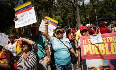 Personas sostienen carteles durante una manifestación este miércoles, para pedir por la libertad del presidente de Venezuela, Nicolás Maduro, y su esposa Cilia Flores, en Caracas (Venezuela). EFE/ Ronald Peña R