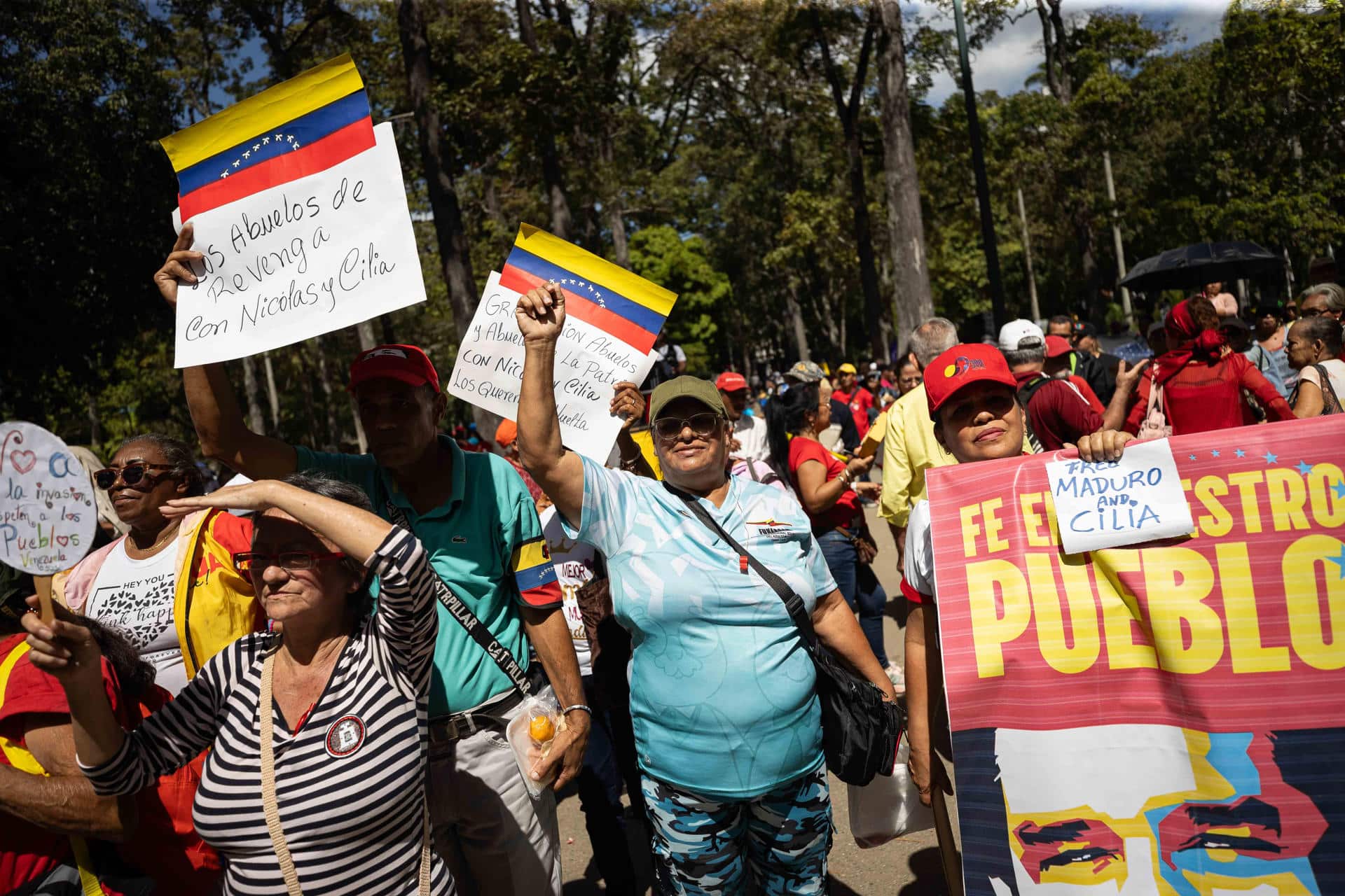 Personas sostienen carteles durante una manifestación este miércoles, para pedir por la libertad del presidente de Venezuela, Nicolás Maduro, y su esposa Cilia Flores, en Caracas (Venezuela). EFE/ Ronald Peña R
