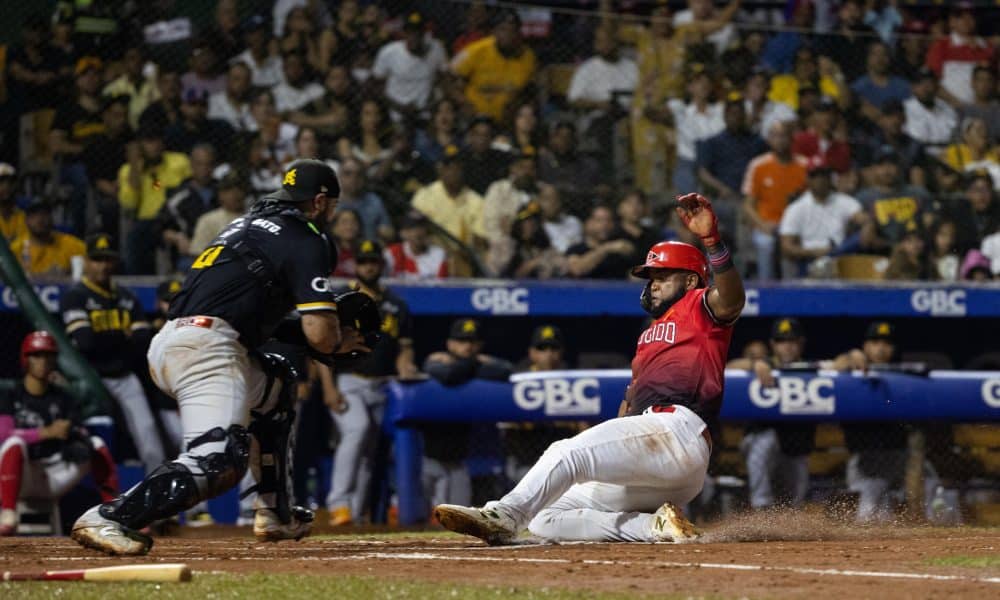 Sócrates Brito (d), de Leones del Escogido, se desliza para anotar una carrera en un partido del Torneo de Béisbol Profesional Otoño-Invierno 2025-26 entre Leones del Escogido y Águilas Cibaeñas, en el estadio Quisqueya Juan Marichal de Santo Domingo (República Dominicana). EFE/ Orlando Barría
