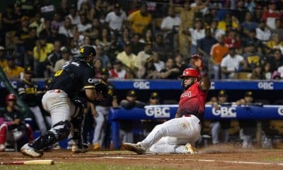 Sócrates Brito (d), de Leones del Escogido, se desliza para anotar una carrera en un partido del Torneo de Béisbol Profesional Otoño-Invierno 2025-26 entre Leones del Escogido y Águilas Cibaeñas, en el estadio Quisqueya Juan Marichal de Santo Domingo (República Dominicana). EFE/ Orlando Barría