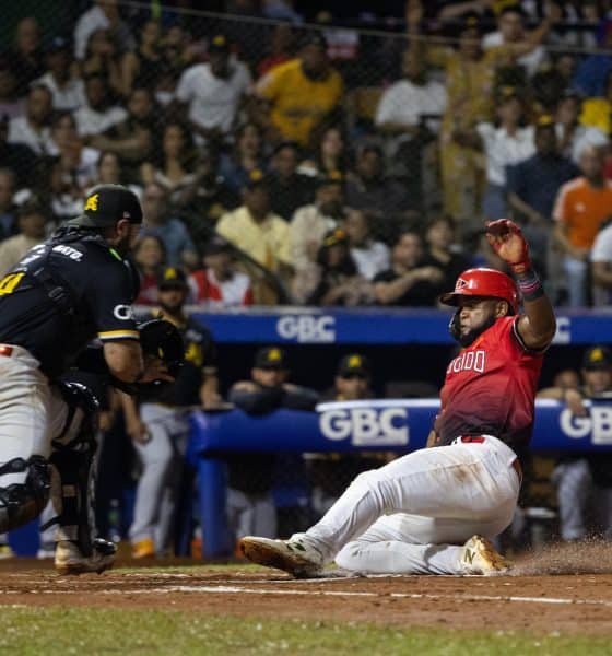 Sócrates Brito (d), de Leones del Escogido, se desliza para anotar una carrera en un partido del Torneo de Béisbol Profesional Otoño-Invierno 2025-26 entre Leones del Escogido y Águilas Cibaeñas, en el estadio Quisqueya Juan Marichal de Santo Domingo (República Dominicana). EFE/ Orlando Barría