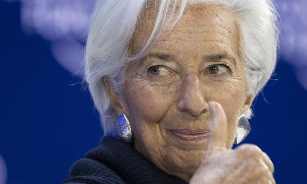 Christine Lagarde, presidenta del Banco Central Europeo (BCE), asiste a una sesión plenaria en el último día de la 56ª reunión anual del Foro Económico Mundial (WEF) en Davos, Suiza, 23 de enero de 2026. La cumbre de 2026, que se celebra del 19 al 23 de enero bajo el tema 'Un espíritu de diálogo', reúne a líderes políticos mundiales, ejecutivos corporativos y científicos para abordar los desafíos internacionales. (Suiza) EFE/EPA/GIAN EHRENZELLER
