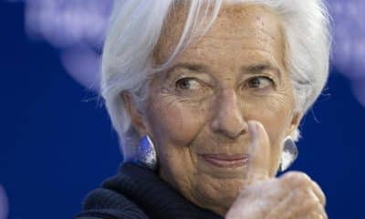 Christine Lagarde, presidenta del Banco Central Europeo (BCE), asiste a una sesión plenaria en el último día de la 56ª reunión anual del Foro Económico Mundial (WEF) en Davos, Suiza, 23 de enero de 2026. La cumbre de 2026, que se celebra del 19 al 23 de enero bajo el tema 'Un espíritu de diálogo', reúne a líderes políticos mundiales, ejecutivos corporativos y científicos para abordar los desafíos internacionales. (Suiza) EFE/EPA/GIAN EHRENZELLER