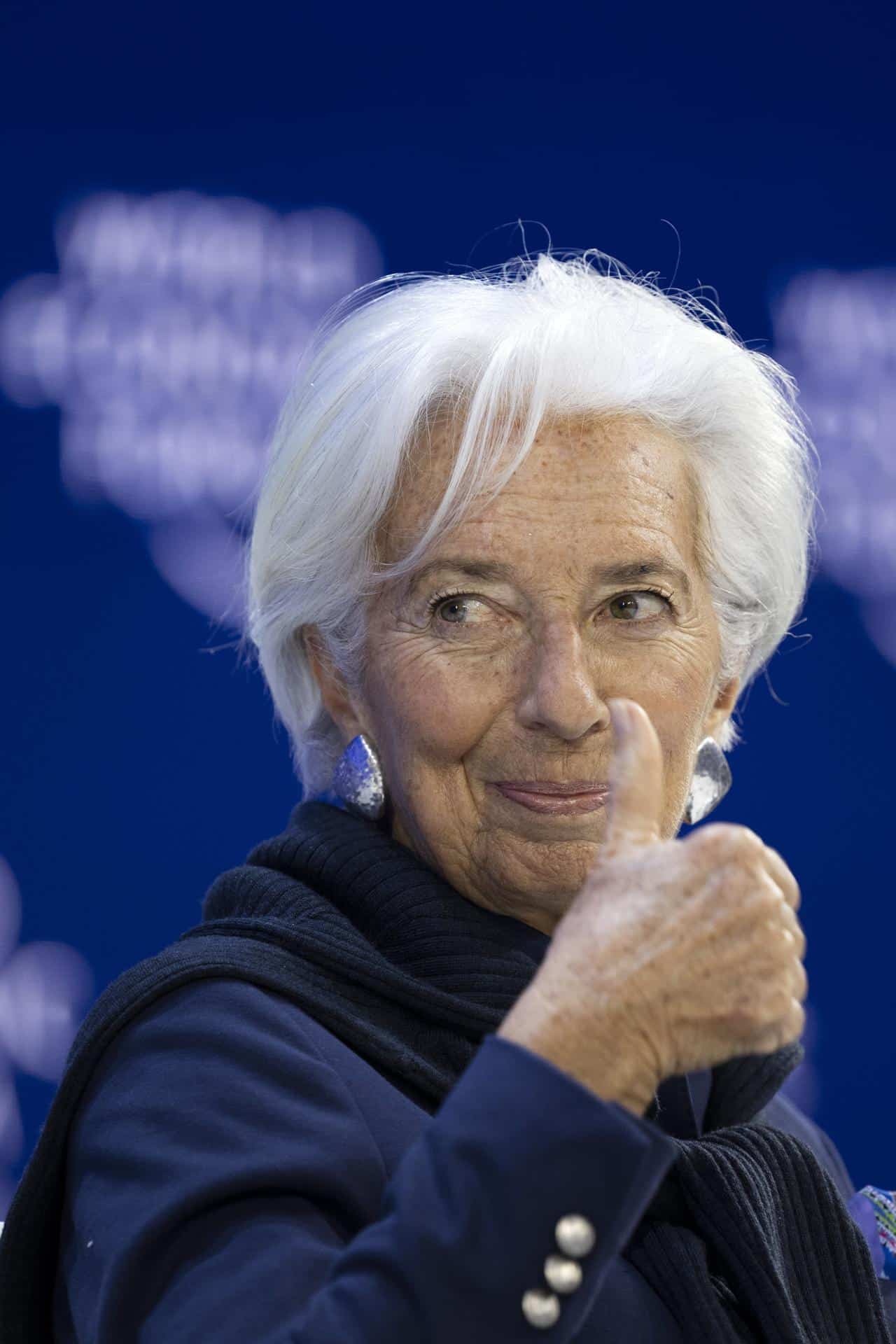 Christine Lagarde, presidenta del Banco Central Europeo (BCE), asiste a una sesión plenaria en el último día de la 56ª reunión anual del Foro Económico Mundial (WEF) en Davos, Suiza, 23 de enero de 2026. La cumbre de 2026, que se celebra del 19 al 23 de enero bajo el tema 'Un espíritu de diálogo', reúne a líderes políticos mundiales, ejecutivos corporativos y científicos para abordar los desafíos internacionales. (Suiza) EFE/EPA/GIAN EHRENZELLER