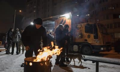 Residentes se reúnen alrededor de una fogata en una cocina móvil en Kiev, Ucrania, 28 de enero de 2026, en medio de la invasión rusa. Organizado por veteranos de la 3ª Brigada de Asalto Separada, la estación proporciona comida y calor a quienes se quedaron sin energía o calor tras los ataques rusos a la infraestructura crítica de la ciudad. (Rusia, Ucrania, Kiev) EFE/EPA/MAXYM MARUSENKO