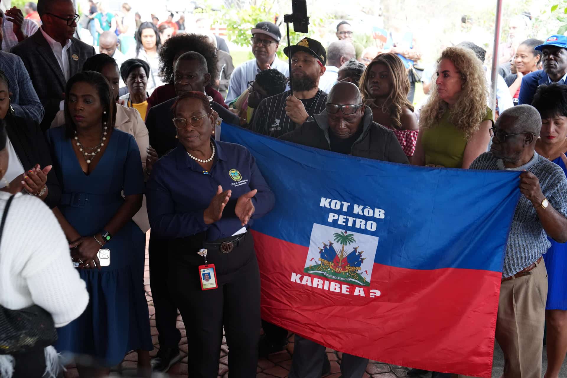 Personas sostienen una bandera durante un evento este lunes, en Miami (EE.UU.). EFE/ Alberto Boal