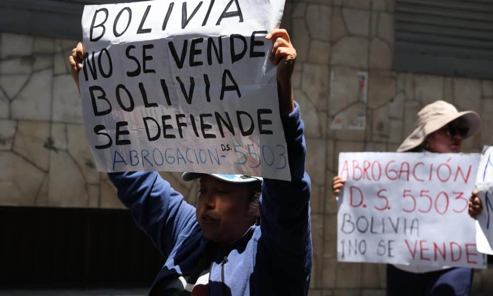 Una persona sostiene un cartel este 7 de enero de 2026, durante una jornada de movilizaciones, en La Paz (Bolivia). EFE/ Luis Gandarillas
