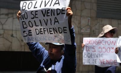 Una persona sostiene un cartel este 7 de enero de 2026, durante una jornada de movilizaciones, en La Paz (Bolivia). EFE/ Luis Gandarillas