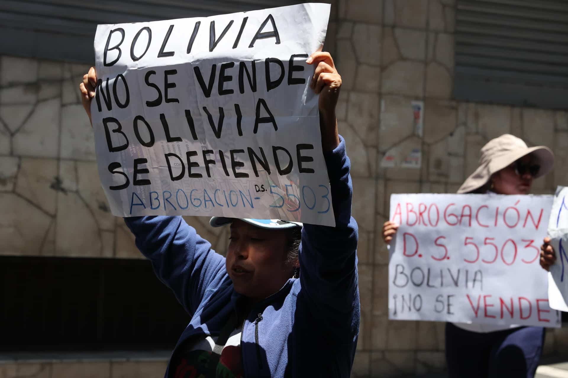 Una persona sostiene un cartel este 7 de enero de 2026, durante una jornada de movilizaciones, en La Paz (Bolivia). EFE/ Luis Gandarillas