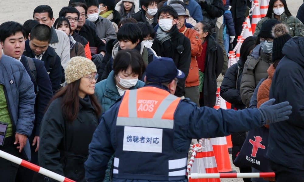 Personas hacen fila para asistir a la sentencia del asesino del ex primer ministro Shinzo Abe en el Tribunal de Distrito de Nara.EFE/EPA/JIJI PRESS JAPAN OUT EDITORIAL USE ONLY/