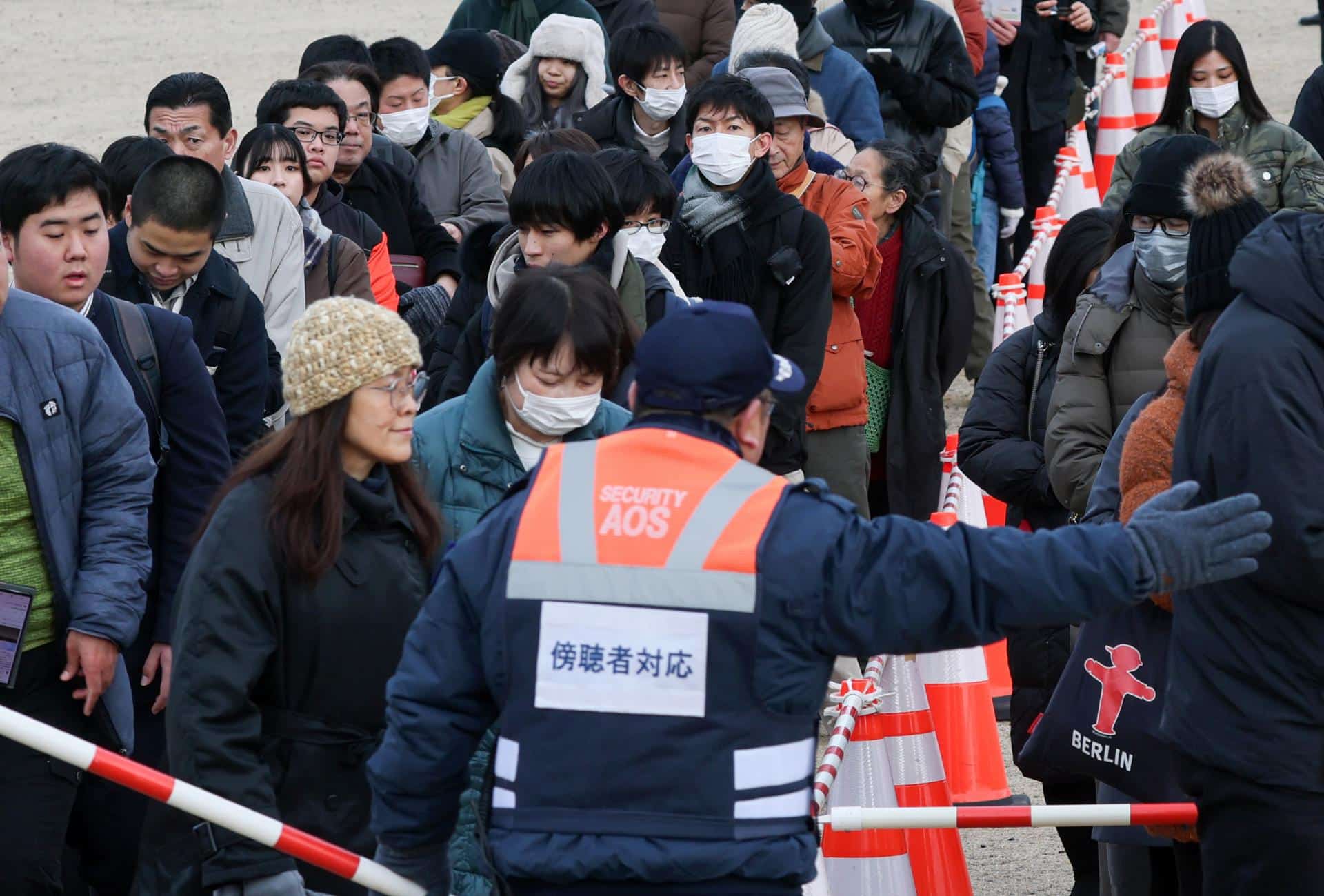 Personas hacen fila para asistir a la sentencia del asesino del ex primer ministro Shinzo Abe en el Tribunal de Distrito de Nara.EFE/EPA/JIJI PRESS JAPAN OUT EDITORIAL USE ONLY/