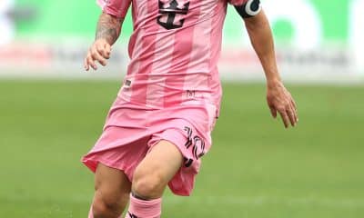 Lionel Messi, de Inter Miami, controla el balón durante un partido amistoso entre Alianza Lima e Inter Miami en el estadio Alejandro Villanueva en Lima (Perú). EFE/Paolo Aguilar