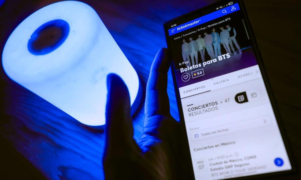 Una persona sostiene un teléfono inteligente en la búsqueda de boletos para BTS en la página de Ticketmaster, en Ciudad de México (México). EFE/ Isaac Esquivel