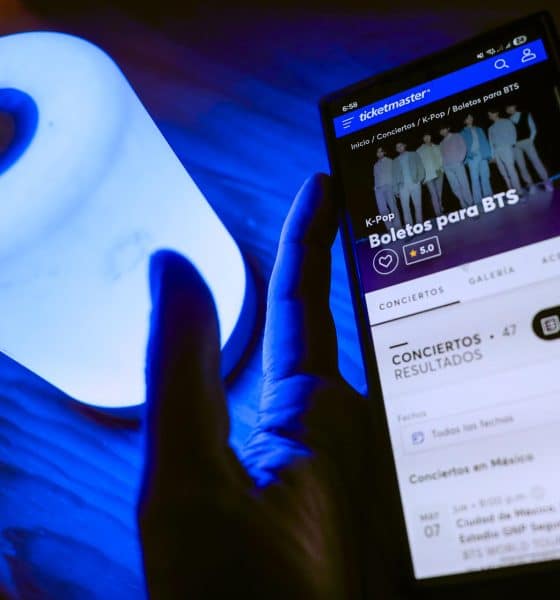 Una persona sostiene un teléfono inteligente en la búsqueda de boletos para BTS en la página de Ticketmaster, en Ciudad de México (México). EFE/ Isaac Esquivel