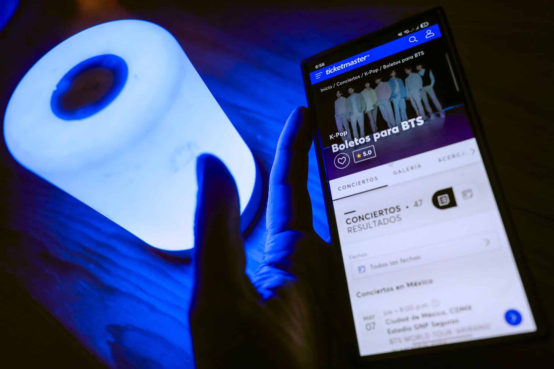 Una persona sostiene un teléfono inteligente en la búsqueda de boletos para BTS en la página de Ticketmaster, en Ciudad de México (México). EFE/ Isaac Esquivel