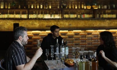 Personas catan tequila en la destilería este martes, en el municipio de El Arenal, ubicado a 35 km de distancia de Guadalajara (México). EFE/ Francisco Guasco