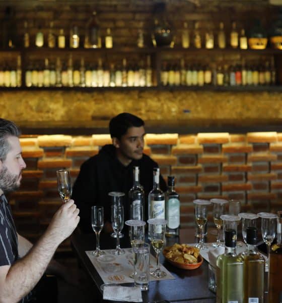 Personas catan tequila en la destilería este martes, en el municipio de El Arenal, ubicado a 35 km de distancia de Guadalajara (México). EFE/ Francisco Guasco