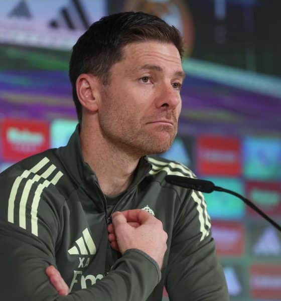 El entrenador del Real Madrid, Xabi Alonso, ofrece una rueda de prensa después del entrenamiento en la Ciudad Deportiva de Valdebebas para preparar el partido de LaLiga frente al Real Betis. EFE/Kiko Huesca