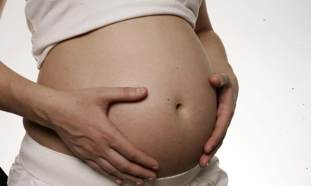 Foto de archivo de una mujer embarazada. EFE/Zayra Mo