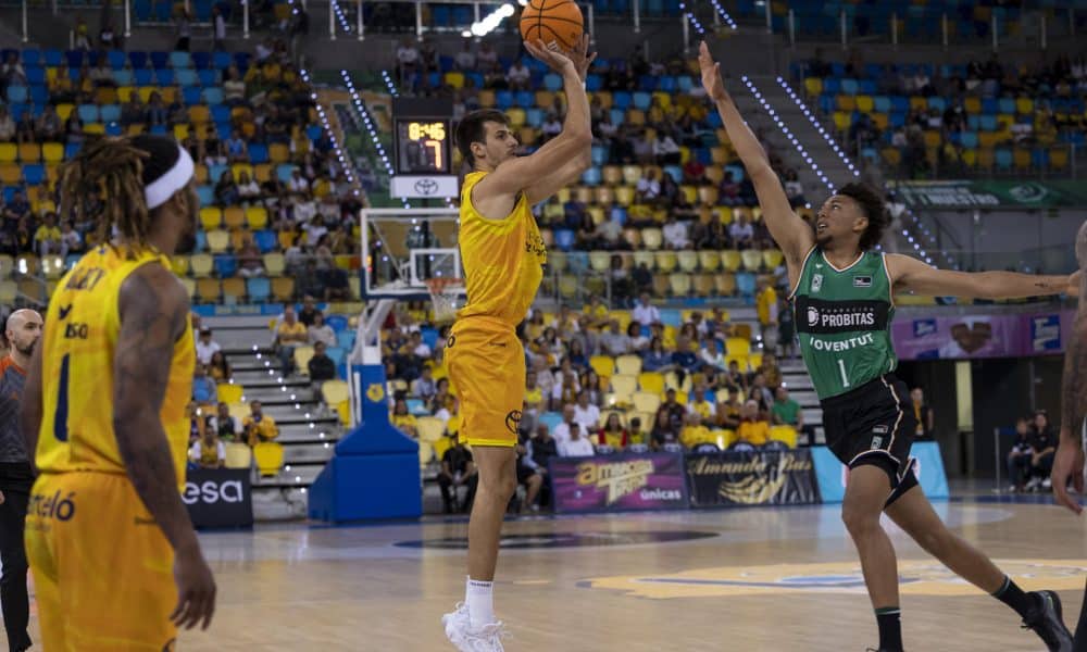 Fotografía de Quique Curbelo, en la que puede verse en una imagen de archivo del 17 de mayo de 2025 al alero argentino del Dreamland Gran Canaria Nico Brussino (i), durante un partido. EFE