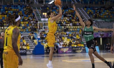 Fotografía de Quique Curbelo, en la que puede verse en una imagen de archivo del 17 de mayo de 2025 al alero argentino del Dreamland Gran Canaria Nico Brussino (i), durante un partido. EFE